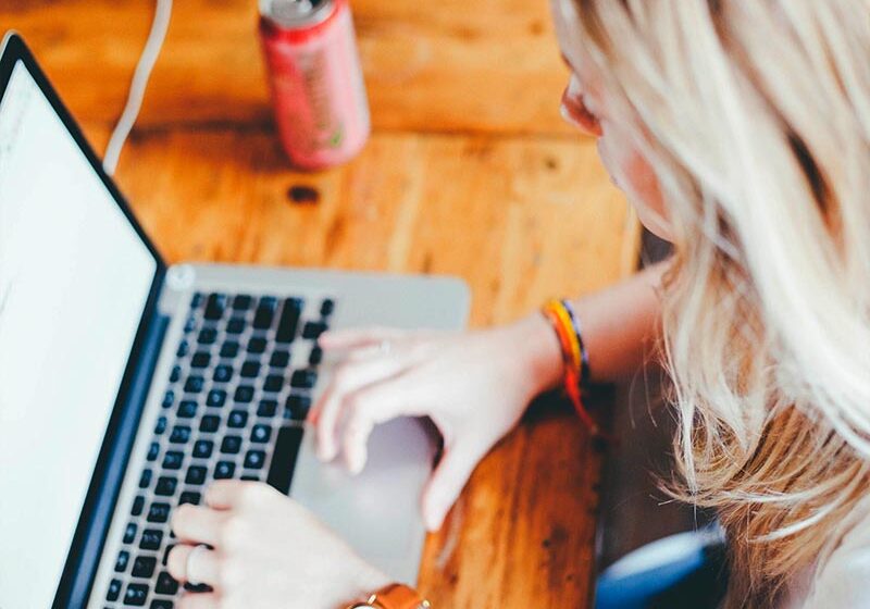  Epson lanza nuevos proyectores láser LightScene para empresas, diseñadores y artistas