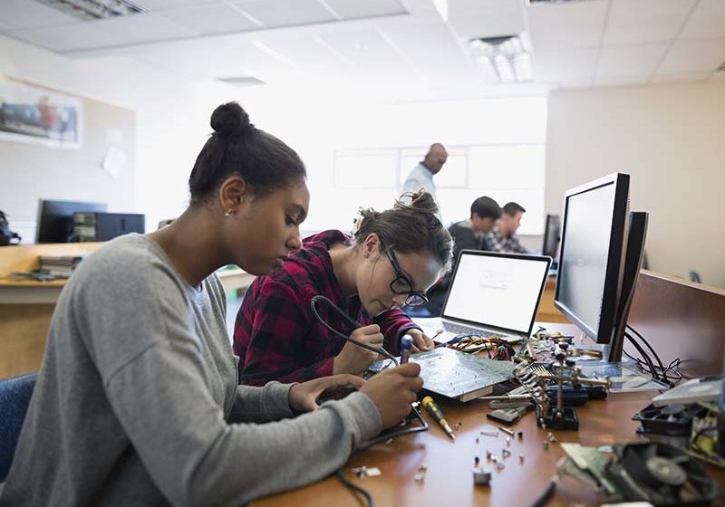  Estudio de IBM: la mayor barrera percibida para desarrollar habilidades STEM es el costo
