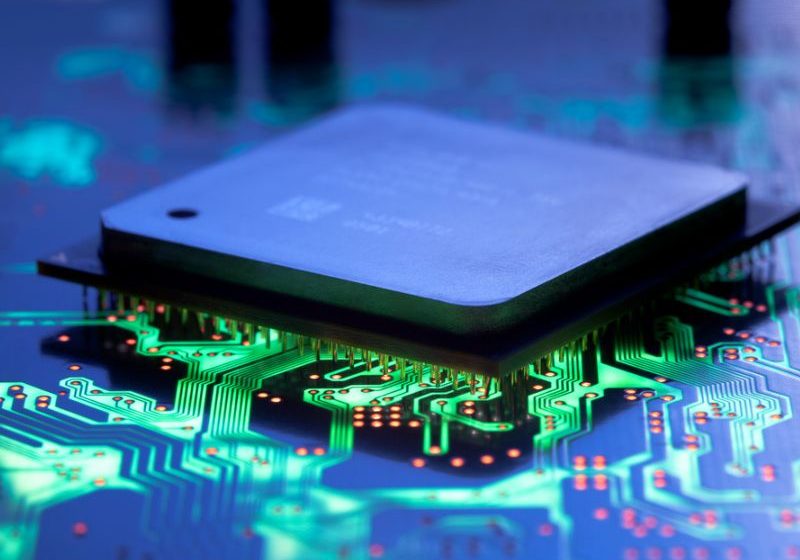  Sellan acuerdo de hasta US$60.000 millones por chips para centros de datos de IA